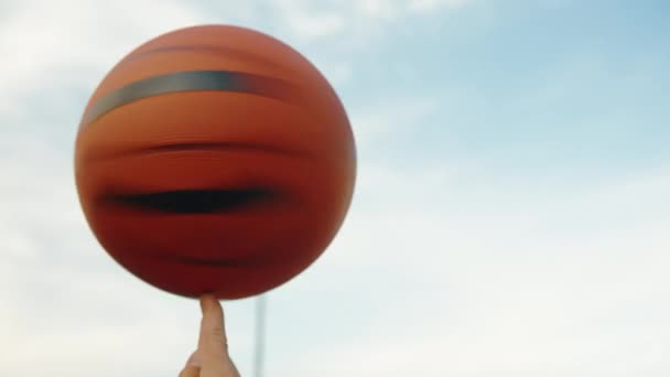 Молодой Человек Крутящимся Мячом Пальце Крупным Планом — стоковое видео