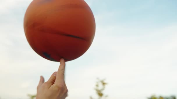 Jeune Sportif Avec Une Boule Filante Sur Doigt — Video