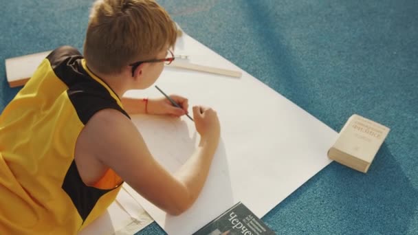 Aluno Jovem Com Livros Vista Cima — Vídeo de Stock