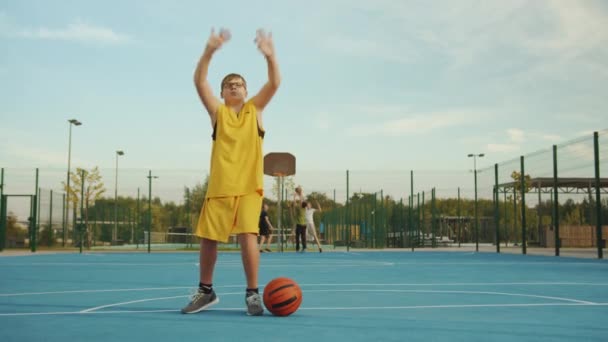 バスケットボールコートでの若い男の子のトレーニング — ストック動画