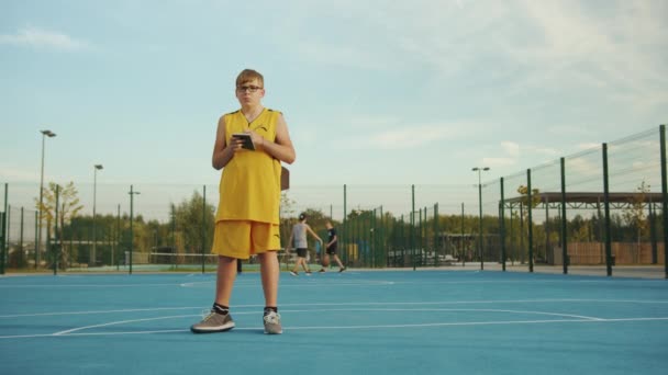 Menino Calculando Uma Quadra Basquete — Vídeo de Stock