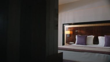 Öğleden sonra boş bir otel odası, ağır çekim.