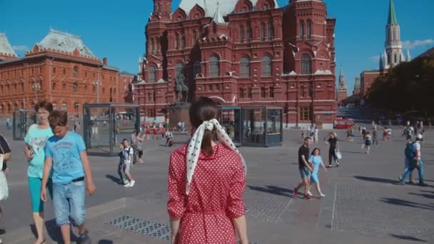 Jong Meisje Wandelen Het Centrum Van Moskou — Stockvideo