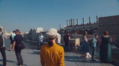 Genç kız Moskova 'da köprüde yürüyor