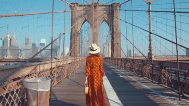 New York 'ta yürüyen çekici bir kız.