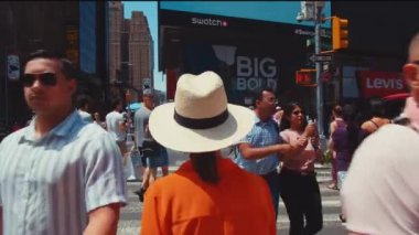 New York Broadway 'de yürüyen şapkalı genç bir kadın.