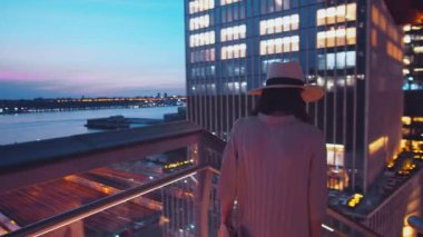 Meşhur New York binasında çekici bir kadın.