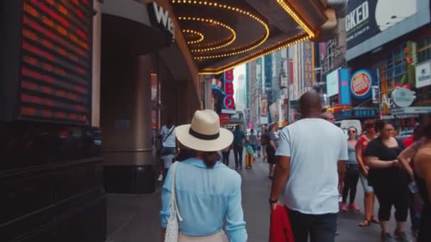 Νεαρή Κοπέλα Στην Times Square Στη Νέα Υόρκη — Αρχείο Βίντεο