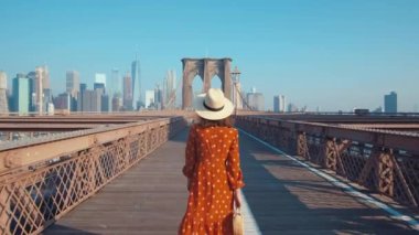 Yazın Brooklyn Köprüsü 'nde yürüyen çekici kız.
