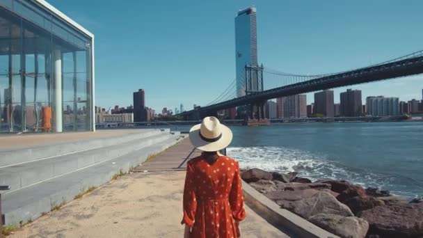Giovane Donna Che Cammina Dumbo New York — Video Stock