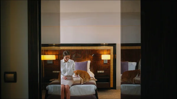 Νεαρό Κορίτσι Μια Κοκκινομάλλα Γάτα Ένα Δωμάτιο Ξενοδοχείου — Φωτογραφία Αρχείου