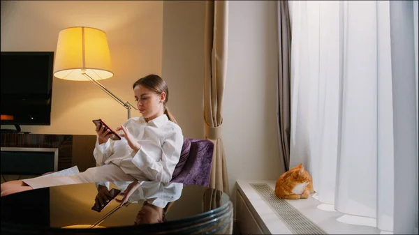 Jeune Fille Affaires Avec Chat Dans Chambre Hôtel — Photo