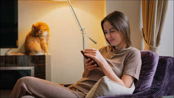 Attraktiv Kvinna Med Telefon Och Röd Katt Hemma — Stockfoto