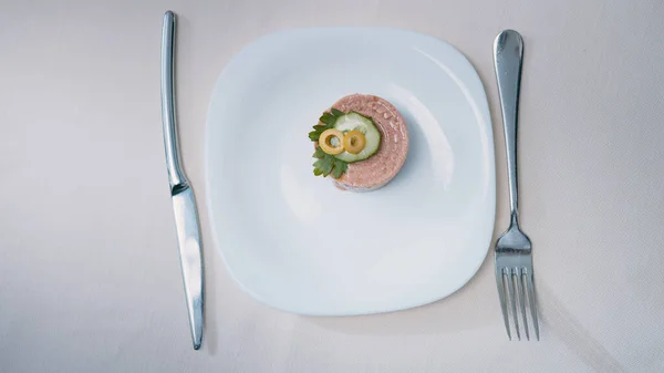 웨이터가 맛있는 접시를 나르는 클로즈업 — 스톡 사진