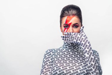 Stüdyoda konsepti olan çekici bir kız.