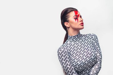 Beyaz bir geçmişi olan güzel bir kız.