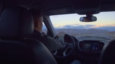 Genç adam araba kullanıyor.