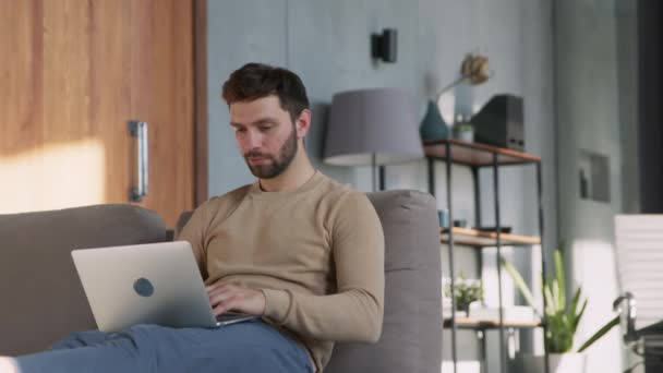 Emotionele man met zijn handen omhoog — Stockvideo