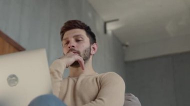 Genç adam iş yerinde dizüstü bilgisayarla otururken aklına bir fikir geldi.