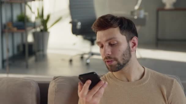 Joven grabando un mensaje de audio en el teléfono — Vídeos de Stock