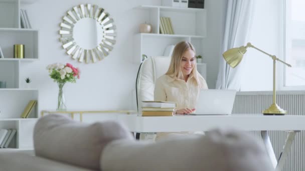 Mladá atraktivní žena drží videokonferenci vzdáleně z bílého pokoje — Stock video