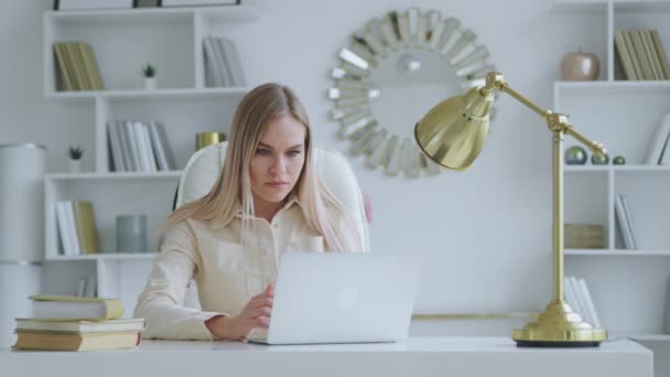 Młoda kobieta profesjonalista za pomocą komputera w domu biurko — Wideo stockowe