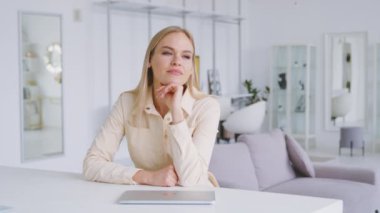 Masasında sarı saçlı bir rüya kızı.