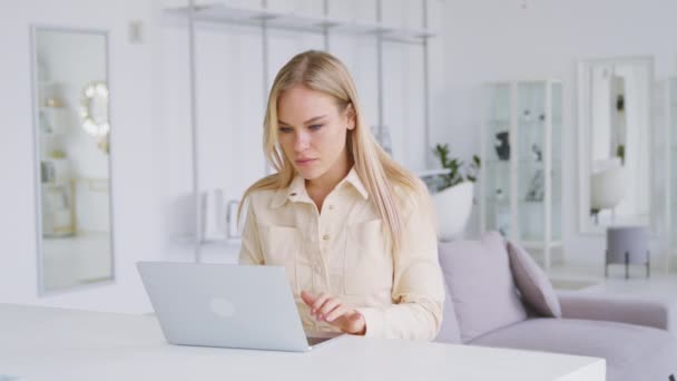 Šťastná žena psaní zprávu přátelům ve své kanceláři — Stock video
