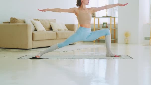 Jonge vrouw doet yoga oefening thuis — Stockvideo