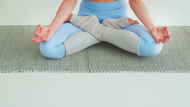 Es hora de practicar yoga. Mujer joven en una pose de loto en la meditación de cerca — Vídeos de Stock