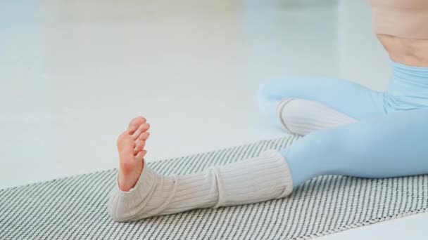 Junge gesunde schöne Frau in sportlicher Kleidung praktiziert Yoga aus nächster Nähe — Stockvideo