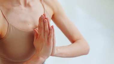 Evde yoga yapan güzel kızıl saçlı genç bir kadının yakın çekimi. Genç kız meditasyon yapıyor.