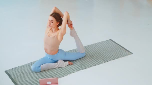 Porträt eines jungen Mädchens in Sportbekleidung beim Sport. Yoga oder Pilates machen — Stockvideo