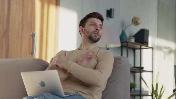 Jonge denkende man met laptop op afstand werken — Stockvideo