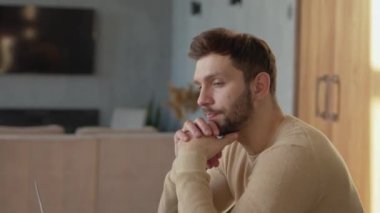 Ciddi genç adam işin için yeni bir fikir düşünüyor.