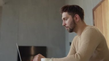 Genç adam işin için yeni bir fikir düşünüyor. Ofisteki genç bir erkek olabilir.