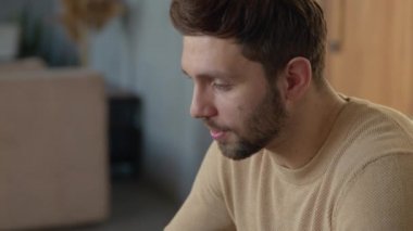 Gülümseyen genç adam kameraya konuşuyor konferans videosu çekiyor.