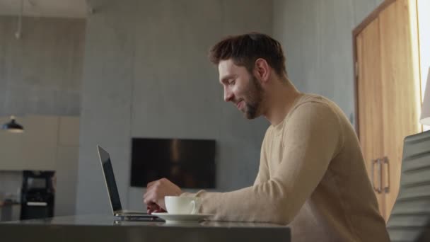 Ein junger Mann spricht auf Live-Video mit Freunden, spricht auf dem Laptop — Stockvideo