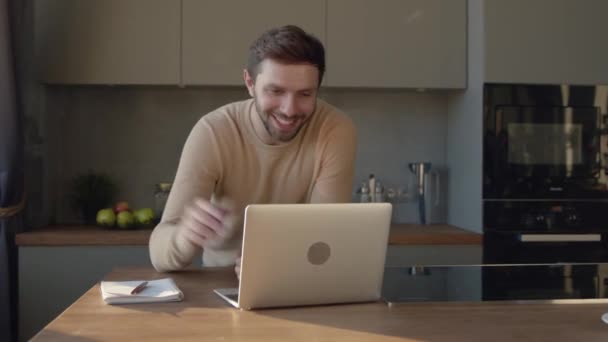 Homme souriant regardant la caméra parlant à la maison, jeune homme faire appel vidéo sortir ensemble communiquer — Video