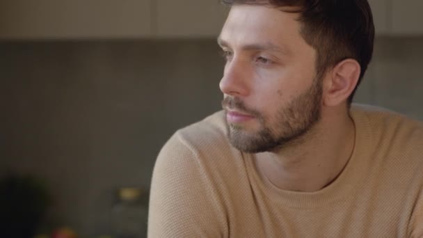 Retrato de un joven pensando en ideas para su negocio en casa. Joven en la cocina — Vídeo de stock