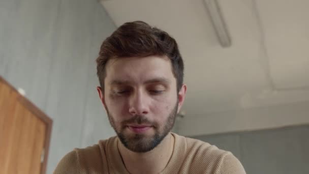 Jeune homme regardant parler caméra faire une vidéoconférence en direct en ligne à la maison — Video
