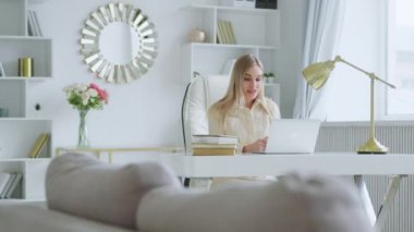Genç ve çekici bir kız web kamerasından arkadaşlarıyla iletişim kuruyor. Güzel bir kadın bilgisayar kullanarak canlı yayında iletişim kuruyor.