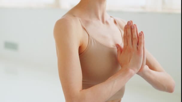 Junge Frau meditiert in Lotusposition mit den Händen in Nahaufnahme. Entspannte Frau holt tief Luft — Stockvideo