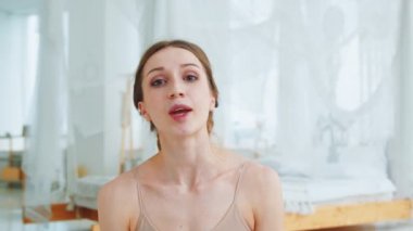 Atletik yoga eğitmeni kameraya bakıyor. Atletik kadın video çağrısı yaptı