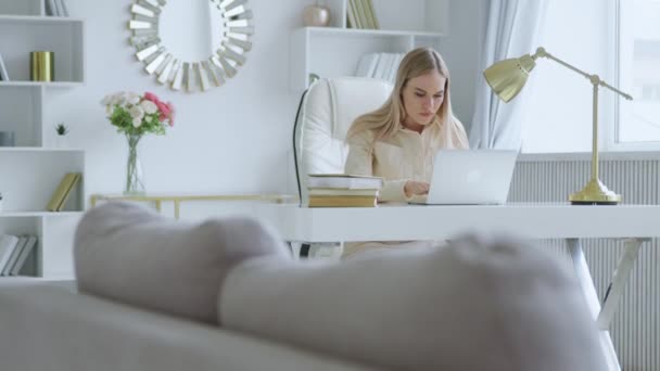 Boldogtalan üzletasszony gépel laptopon az otthoni irodában. Fiatal lány záró laptop — Stock videók
