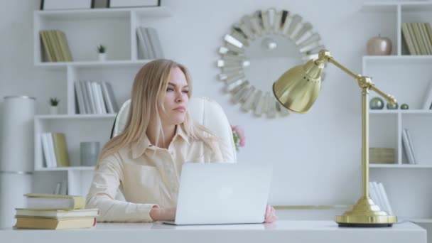 Pensando menina com laptop na mesa em casa escritório. Jovem com laptop em casa — Vídeo de Stock