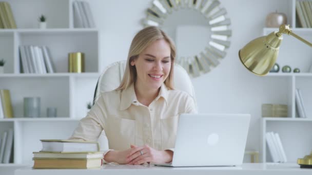 Souriant jeune fille communiquant par vidéo en direct, microphone et webcam. Belle femme parlant sur vidéo en direct avec des amis — Video