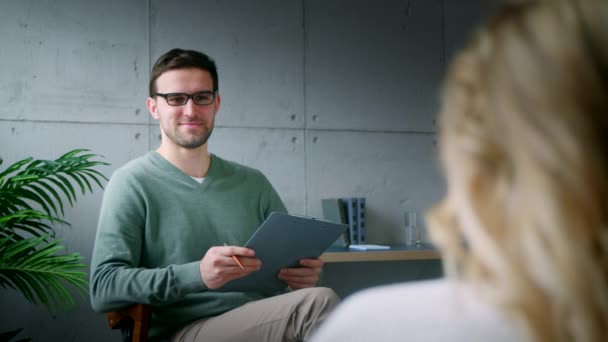 Junger Profi im Gespräch mit einem Patienten auf der Couch — Stockvideo