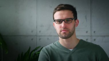 Psikolojik seansta hastanın hikâyesini dinleyen genç bir doktor.