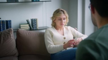 Psikolog terapide duygusal hastayı sakinleştiriyor.